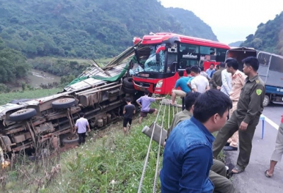 Hiện trường tai nạn xe khách giường nằm tông xe tải khiến 2 người chết, 14 người bị thương