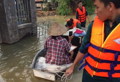 Thủy điện tăng cường xả lũ, hàng trăm ngôi nhà ngập trong biển nước