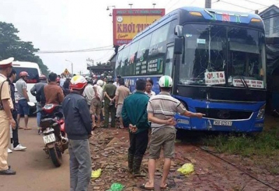 Xe khách mất lái gây tai nạn liên hoàn, tông hai người đàn ông tử vong