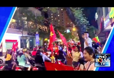 Việt Nam thắng Indo 3-0: Kèn chiến thắng vang rền phố đi bộ Nguyễn Huệ