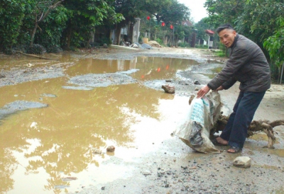 Chằng chịt ổ voi, ổ gà trên con đường 