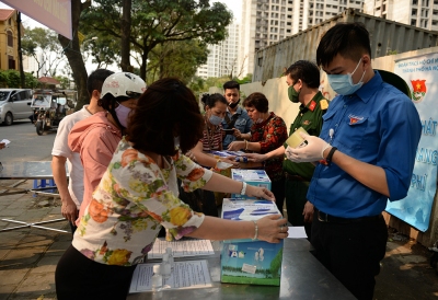 Gửi bún chả, bánh chưng, hoa quả, bia.... vào khu cách ly cho người thân ở Hà Nội