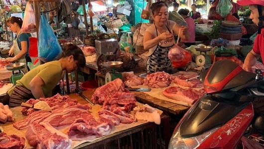 Giá tăng chưa từng có, Tết này lợn đông đá gói bánh chưng