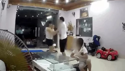 Nhân viên kho bạc Nhà nước lên tiếng về việc lao vào đánh vợ đang ôm con nhỏ