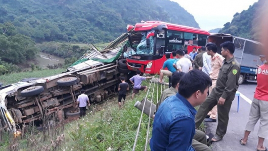 Hiện trường tai nạn xe khách giường nằm tông xe tải khiến 2 người chết, 14 người bị thương