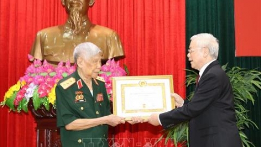 Trao huy hiệu cao quý cho nguyên TBT Lê Khả Phiêu