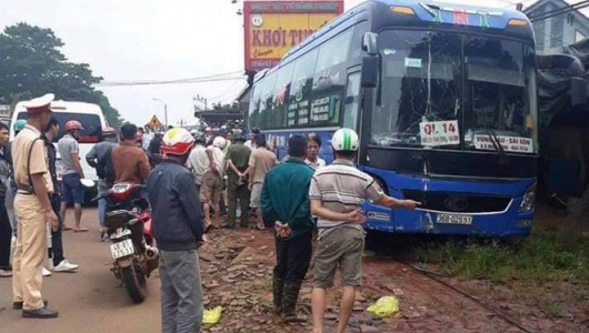 Xe khách mất lái gây tai nạn liên hoàn, tông hai người đàn ông tử vong