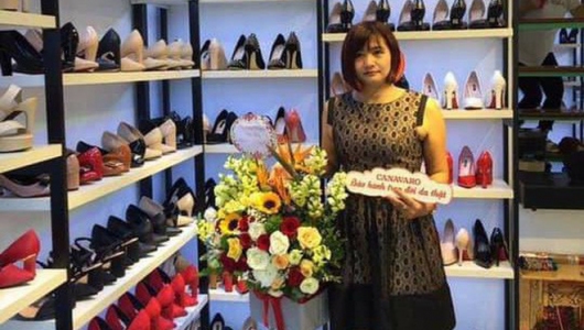 Chủ tiệm giày tát nữ sinh đòi lương, dọa 