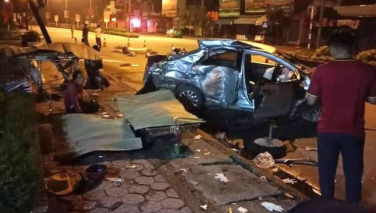 NÓNG: Xe khách đâm taxi ở ngã tư khiến 3 hành khách tử vong, tài xế nguy kịch