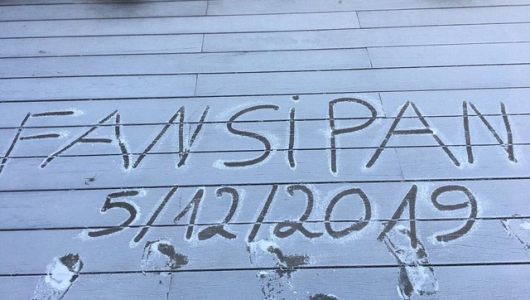 Đỉnh Fansipan xuống âm 1 độ, xuất hiện băng giá làm nhiều người thích thú