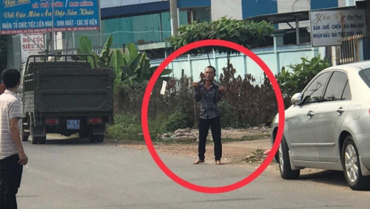 Người đàn ông cầm dao kề vào cổ, chạy vào nhà dân cố thủ nhiều giờ, cả khu phố khiếp sợ