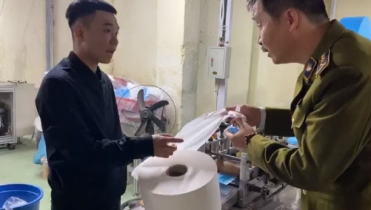 Nóng: Bắt quả tang DN dùng giấy vệ sinh thay vải kháng khuẩn sản xuất khẩu trang