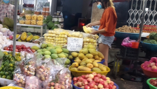 Vải thiều đầu mùa đã lo ế, giá rẻ