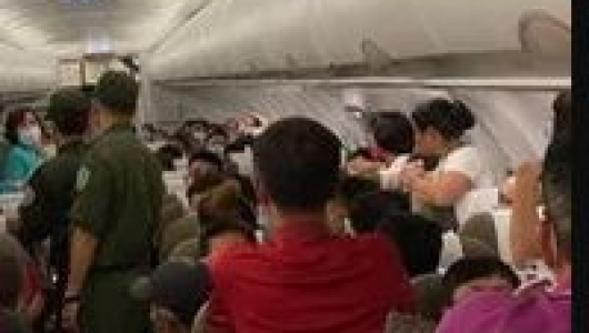 Hai hành khách bị áp tải rời máy bay từ Hà Nội đi TP HCM