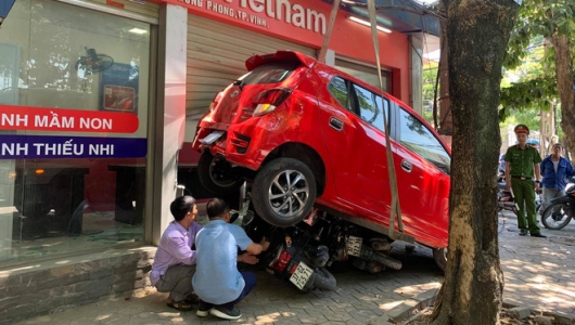 Nữ tài xế lùi xe đè 3 xe máy, đâm vỡ kính cửa trung tâm Anh ngữ