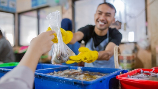 Chuyển hướng thị trường: Chiến lược sống còn giữa bão thương mại